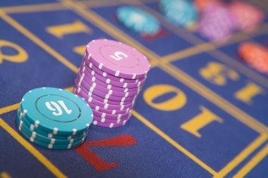 Vertical split-screen showing CQ9 table on left mobile phone screen and betting controls on right